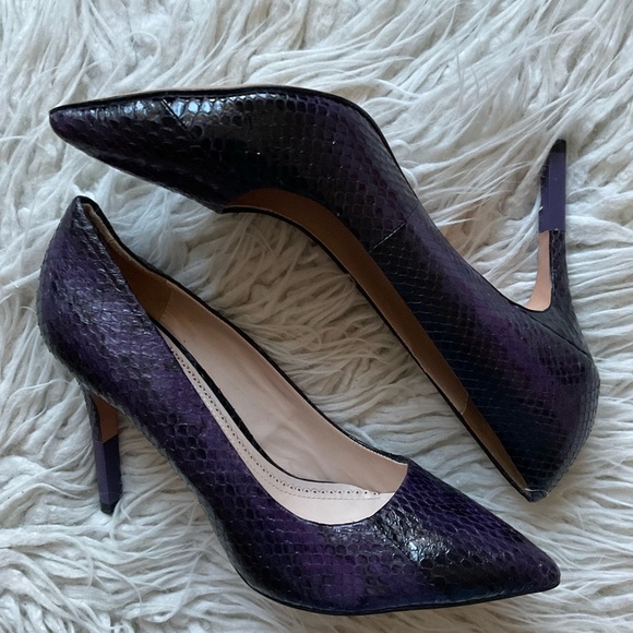 Pour La Victoire Camrin Dark Purple Snake Embossed Leather Heel Pumps NWT Sz 8.5 - Picture 1 of 10